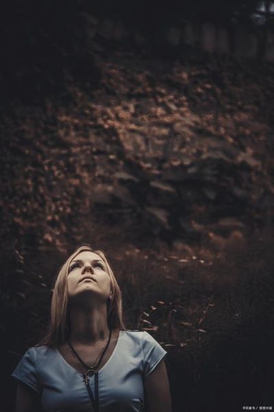 如何通过摄影表达情感_情感摄影技巧有哪些