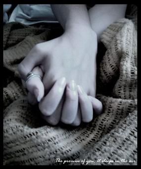 十指相扣代表什么_情侣十指相扣心理暗示