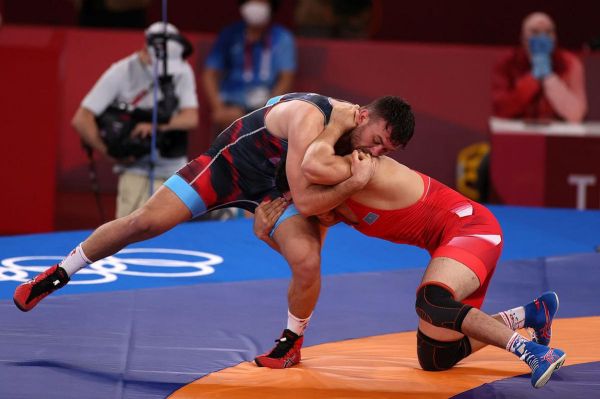 摔跤表达什么情感_摔跤运动的情绪价值