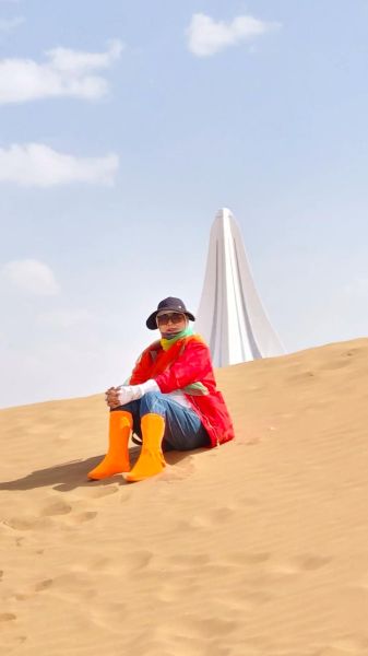 沙漠喝酒情感表达_孤独与释放如何共存