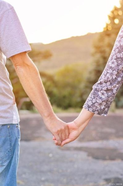 牵手代表什么情感_牵手在爱情里意味着什么