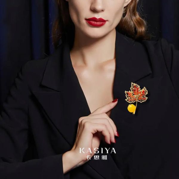 胸针怎么搭配衣服_胸针适合什么场合